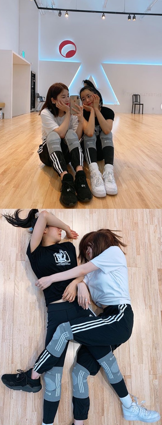 Group Apink Park Cho-rong has revealed how they are practicing with Yoon Bomi.Park Cho-rong posted a photo on her Instagram account on Wednesday.Park Cho-rong in the public photo is taking a mirror selfie in the practice room with Yoon Bomi.The two people in the following photos lie on the floor and laugh as they rest while resting with each others legs.Meanwhile, the group Apink, which includes Park Cho-rong - Yoon Bomi, released a new song, Everybody Ready?, in May, marking its eighth anniversary.Photo: Park Cho-rong Instagram