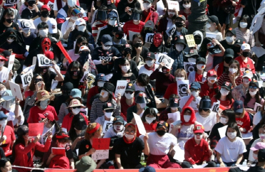 지난 19일 오후 서울 종로구 대학로 마로니에 공원 앞에서 열린 불법촬영 편파수사 규탄집회에서 다음카페 ‘불법촬영 편파수사 규탄시위’ 를 통해 모인 여성들이 구호를 외치고 있다. (사진=뉴시스)