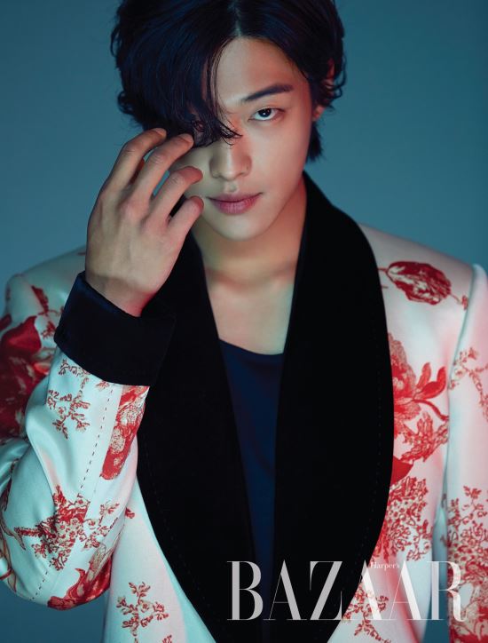 The movie Lion, which is expected to add a combination of Korean national Actors and young blood, including Park Seo-joon, Ahn Sung-ki and Woo Do-hwan, will focus attention on the bazaar picture that shows the overwhelming presence of Park Seo-joon, An Sung-ki and Woo Do-hwan.The Bazaar pictorial, which was released this time, focuses attention with the intense visuals and fresh combinations of Park Seo-joon, An Sung-ki and Woo Do-hwan, who made their first acting breath through <Lion>.First, the picture cut, which attracts attention with the explosive synergy of the three Actors, amplifies the expectation of the breathtaking tension that the three characters surrounding the powerful evil in the movie will give.Park Seo-joon, who catches the eye with his soft charismatic eyes, is expected to play the role of the martial arts champion Yonghu, who faces evil, and show a new acting transformation and powerful action that is 180 degrees different from the previous one.Ahn Sung-ki, who conveys deep age and heavyness with his presence alone, will capture the audience with various charms from charismatic to warm through the role of the priest Ansinbu who chases evil in <Lion>.Woo Do-hwan, who captivates those who see with sharp eyes, also amplifies curiosity that he will show new characters that he has not seen before.As such, interviews to tell a variety of stories about movies as well as a picture cut with different charms of the three Actors who will capture this summer can be found in Bazaar, which is published on July 25th.The Lion, which raises expectations for the movie by releasing a bazaar picture containing special chemistry of Park Seo-joon, An Sung-ki and Woo Do-hwan, will overwhelm the screen with intense acting transformation and explosive synergy.The 2019 best-anticipated movie Lion, which adds a combination of fresh stories and new materials surrounding powerful evil, differentiated action and attractions, is scheduled to open on July 31st.Photo: Lotte Entertainment Provideskim Gi-ho