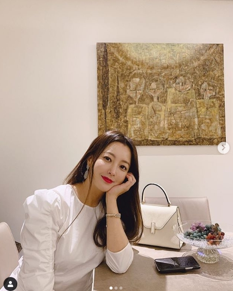 Actor Kim Hee-sun boasted of her Beautiful looks while she was still there.On July 19, Kim Hee-sun posted several photos of himself on his personal instagram.In the photo, Kim Hee-sun is wearing a white dress and wearing a red lipstick and taking a natural pose.Park Su-in