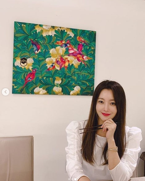 Actor Kim Hee-sun boasted of her Beautiful looks while she was still there.On July 19, Kim Hee-sun posted several photos of himself on his personal instagram.In the photo, Kim Hee-sun is wearing a white dress and wearing a red lipstick and taking a natural pose.Park Su-in