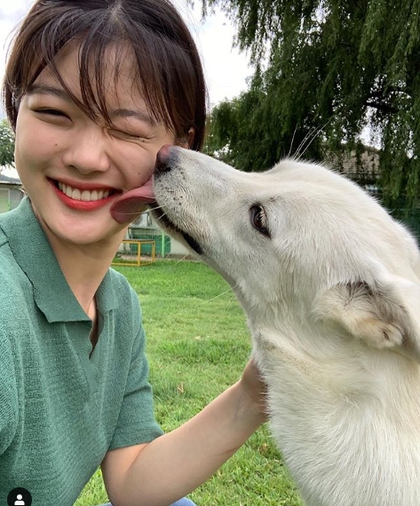 Actor Kim Yoo-jung shares routine with PetKim Yoo-jung posted a photo of Pet April on his personal instagram on July 19th.Kim Yoo-jung in the photo is making a happy face after receiving Pets kiss.Kim Yoo-jung, along with the photo, added, I love you the most, revealing his affection for April.Park Su-in