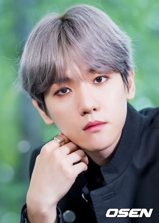 Exo Baek-hyun is here at Star Road.The Star Road Baekhyun will be released five or six times on Naver V Live Channel at 9 pm (Korea time).In this 5th and 6th episode, 50 answers of 50 questions of Baekhyun will be drawn. Baekhyun responded to various questions and showed off his sense of humor.And heres this brilliant visual of this white-headed thing: no matter how you take it, you can see more pictures on the V-channel.A handsome, unappropriate nature.Just being itself is light.Visual is visual, vocal is vocal is all EXO Baekhyun.A minute and a second is a thrilling visual.