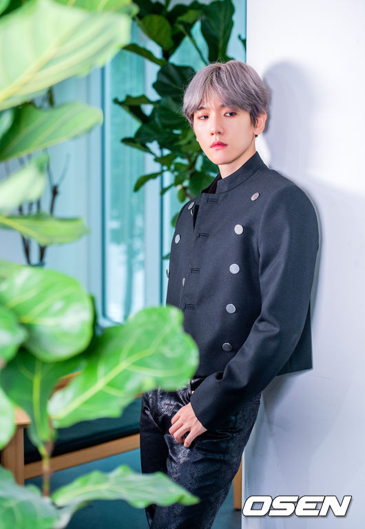 Exo Baek-hyun is here at Star Road.The Star Road Baekhyun will be released five or six times on Naver V Live Channel at 9 pm (Korea time).In this 5th and 6th episode, 50 answers of 50 questions of Baekhyun will be drawn. Baekhyun responded to various questions and showed off his sense of humor.And heres this brilliant visual of this white-headed thing: no matter how you take it, you can see more pictures on the V-channel.A handsome, unappropriate nature.Just being itself is light.Visual is visual, vocal is vocal is all EXO Baekhyun.A minute and a second is a thrilling visual.