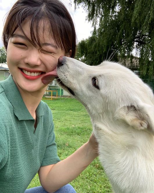 Actor Kim Yoo-jung reveals his daily routine with PetKim Yoo-jung posted a picture on his Instagram on the 19th with an article entitled I love you the most.Kim Yoo-jung in the public photo is having a relaxing time with Pet outdoors, while Pet is licking Kim Yoo-jungs face, while Kim Yoo-jung is smiling with one eye frowned.The fans who encountered the posts are leaving comments such as It is so cute, The month was big, How is it beautiful?Kim Yoo-jung will appear in the movie The 9th Night scheduled for release in 2020.Kim Yoo-jung Instagram