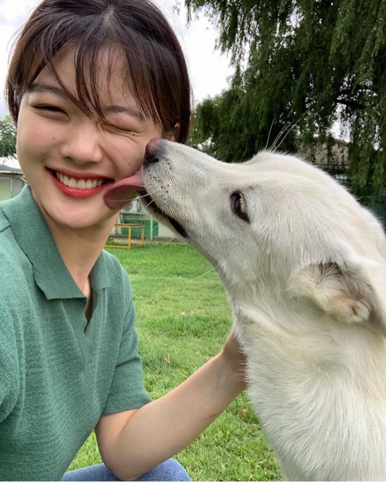 Actor Kim Yoo-jung has shown a lot of affection for his dog.Kim Yoo-jung posted a picture on his 19th day with an article entitled I love you the most in his instagram .In the open photo, Kim Yu-jung is smiling with a wink with a puppy licking his face.Netizens responded that April has become really huge and April has grown really beautiful and wonderful, both are so beautiful and cute.Meanwhile, Kim Yoo-jung is scheduled to appear in the movie The 8th Night released in 2020.
