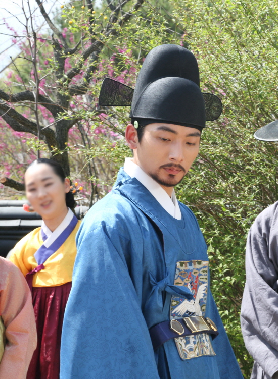 Actor Young Ju Seo first appeared in New Entrance Rookie Historian Goo Hae-ryung and breathed Shin Se-kyung.Young Ju Seo first appeared in MBCs new tree drama The New Entrepreneur Rookie Historian Goo Hae-ryung on the 18th as Lee Seung-hoon, the married person of Rookie Historian Goo Hae-ryung (Shin Se-kyung).At the same time, he declared, Im sorry, I cant marry you. Lee Seung-hoon left the scene as if he were a conclusive helper to become a lady.His intense appearance, which refused to marry, raises questions.New Entrepreneur Rookie Historian Goo Hae-ryung is a fiction historical drama based on the 19th century Joseon Dynasty.It is the first problematic first lady () Rookie Historian Goo Hae-ryung of Joseon and the Phil full romance annals of Prince Irim of the anti-war mother Solo.Young Ju Seo makes a special appearance as a sunbee in the sunbee who knows how to courage in the warm heart and right thing.Young Ju Seo appeared in the films Minjung, Crime Boy, Drama Langery Girls Generation, Solomon Perjury, Play Equus, Jose Tiger and Fish.Recently, he played in Play Kill Me Now as Joey with congenital disability.JTBC Drama Beautiful World also depicted the dangerous Boy Han Dong-soo in the blind spot of society.Young Ju Seo also appears in the third episode of New Entrance Rookie Historian Goo Hae-ryung.Photo: Finecut
