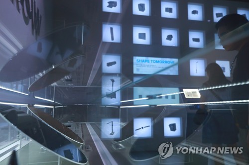 지난 5일 오후 서울 서초구 삼성전자 딜라이트 홍보관에서 한 관람객이 웨이퍼 등 반도체 관련 전시물들을 살펴보는 모습 [연합뉴스 자료사진]