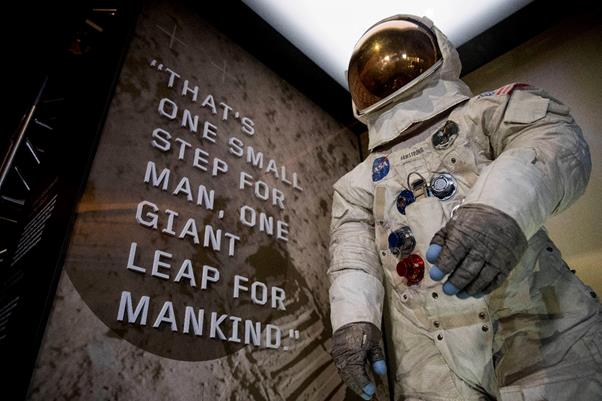 1969년 7월 20일, 닐 암스트롱이 인류 최초로 달에 발을 디뎠다. 미국 워싱턴DC 스미소니언 국립항공우주박물관에 닐 암스트롱이 착용했던 우주복 A7-L이 복원되어 전시되어 있다. AP 연합뉴스