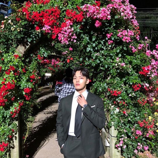 Actor Yeo Jin-goo showed off his visuals in the middle of the flower garden.On July 20, Yeo Jin-goo wrote in his instagram, This is ... long waiting! ! Hotel Del one day tonight.In the open photo, Yeo Jin-goo poses in the background of a flower-filled filming scene. Yeo Jin-goo boasts a neat suit fit with a warm face.The netizens who saw it responded such as Crazy Your Suit and Good looks and cool.Lee Ha-na