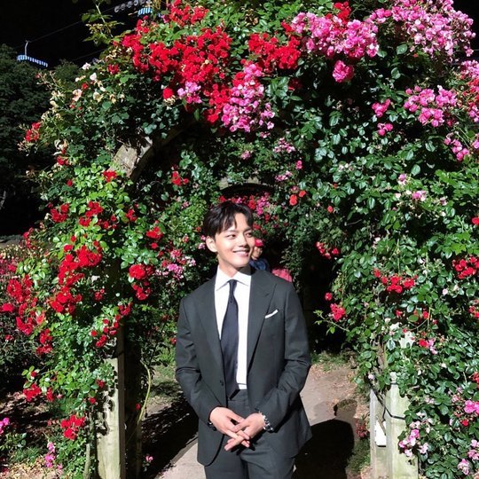 Actor Yeo Jin-goo showed off his visuals in the middle of the flower garden.On July 20, Yeo Jin-goo wrote in his instagram, This is ... long waiting! ! Hotel Del one day tonight.In the open photo, Yeo Jin-goo poses in the background of a flower-filled filming scene. Yeo Jin-goo boasts a neat suit fit with a warm face.The netizens who saw it responded such as Crazy Your Suit and Good looks and cool.Lee Ha-na
