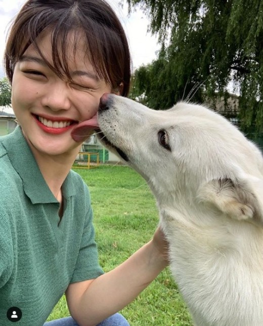 Actor Kim Yoo-jung has revealed his recent situation with Pet.Kim Yoo-jung posted a picture on his Instagram on the 19th with an article entitled I love you the most.Kim Yoo-jung in the photo shows Pet with him. Kim Yoo-jung showed off his patented freshness by receiving Pets kiss.Kim Yoo-jung, meanwhile, returns to the movie The Night of the Eighth. Kim Yoo-jungs latest film is Drama Once Clean Up.