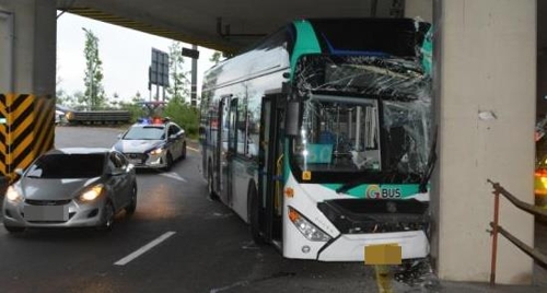 20일 오전 5시30분께 서울 영등포구 당산역 고가 하부도로에서 시내버스가 기둥에 부딪쳐 찌그러진 채 멈춰서 있다. [영등포소방서 제공=연합뉴스]