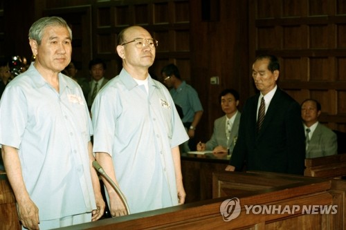 전두환 23년 만에 다시 '5·18 피고인'으로 법정 선다 (서울=연합뉴스) 전두환 전 대통령이 23년 만에 피고인 신분으로 또다시 법정에 선다. 12·12 군사반란과 5·18 민주화운동 당시 내란 및 내란 목적 살인, 뇌물 등 혐의로 노태우 전 대통령과 함께 구속기소돼 1996년 1심과 항소심 재판에 출석한 지 23년 만이다. 사진은 지난 1996년 8월 26일 서울지법 417호 대법정에서 열린 선고공판에서 기립해 있는 전두환, 노태우 전 대통령. 2019.3.10  [연합뉴스 자료사진] photo@yna.co.kr