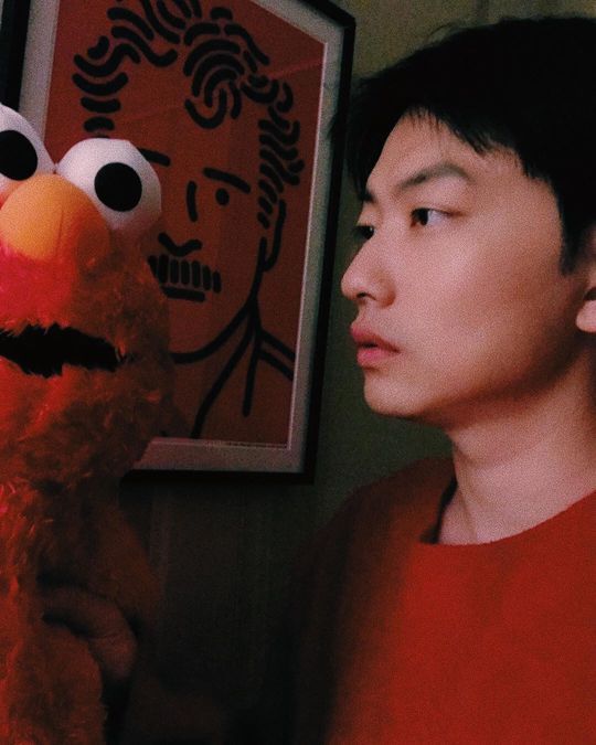 Actor Yi Dong-hwi showed off his visuals during the show.Yi Dong-hwi posted a picture on his Instagram on July 21 with an article entitled Tomorrow is birthday. Congratulations to those who are birthdays on the 22nd.The photo shows Yi Dong-hwi looking at the cookie monster Elmo doll, and Yi Dong-hwis stiff nose makes the warm visual stand out.The look also draws attention during Yi Dong-hwis incredible 35-year-old.Fans who responded to the photos responded such as Happy Birthday, Good-looking, and Happy Bules Day.delay stock
