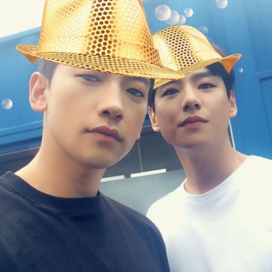 Jung Ji-hoon (Bi) and Kwak Si-yangs Selfie were released.Singer and actor Jung Ji-hoon posted a picture on his instagram on July 21 with an article entitled Apple Joke....The photo shows Jung Ji-hoon and Kwak Si-yang posing affectionately while looking at the camera. The two people with the hats are laughing.kim myeong-mi