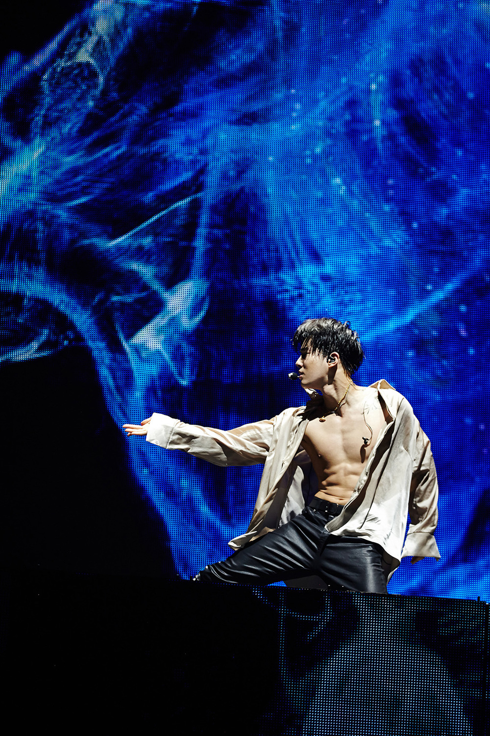 Group EXO leader Suho (real name Suho) unveiled his abs at Concert.Suho was on stage for EXOs fifth solo concert, EXO PLANET #5 - EXpLOration - (EXO Planet #5 - Exploration -), which was held at the Seoul Songpa District Olympic Park KSPO DOME (formerly Gymnastics Stadium) on July 21 afternoon.Members who opened the concerts turret with Tempo on the day were enthusiastic about the performance venue by performing perfect live performances with hits such as Gravity (Gravity), Love Shot and Monster.EXO members showed a 6-color charm through the solo song stage as well as the group song, and gave a richer attraction.In particular, Suho, who became the first solo player, showed off his strong sexy through EXOs Been Through, a song from the 2017 winter special album.The performance was performed by taking off the shirt that was worn during the performance as well as the perfect live performance, and 15,000 audiences gathered at the concert hall responded with a hot cheer.hwang hye-jin