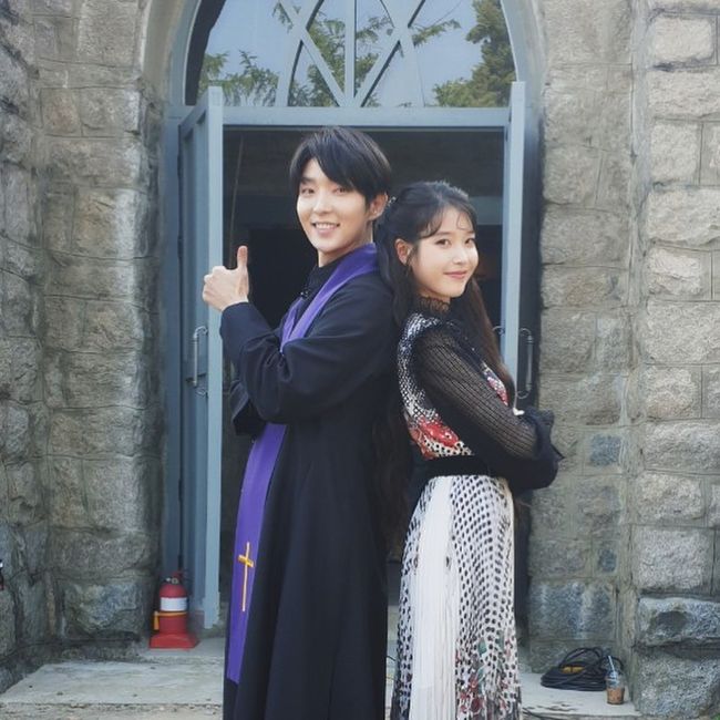 IU thanked Lee Joon-gi for appearing in Hotel Deluna cameoIU posted a picture on his 21st day with his article I am impressed # Hotel Deluna # Jang Man-soo with the 4th Emperor who memorized all the prayers in Latin for this short scene.In the photo, IU is posing positively with Lee Joon-gi, who appeared in Hotel Deluna.Lee Joon-gi and IU, who worked together on SBS Lovers of the Moon - Bobo Sensei in 2016, boasted their friendship and warmth even after the end of the drama. Lee Joon-gi made a special appearance on tvN Hotel Deluna with his friendship with IU. He was a priest of the majesty and revealed his disassembly.IU Instagram