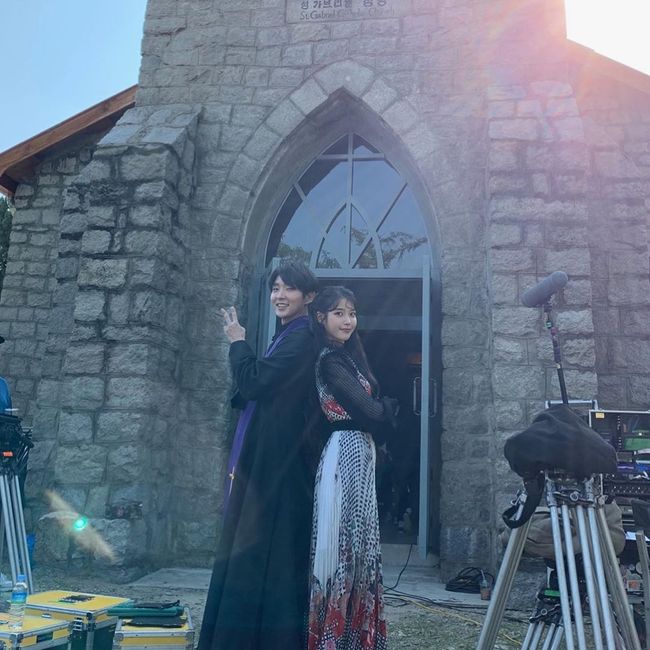 IU thanked Lee Joon-gi for appearing in Hotel Deluna cameoIU posted a picture on his 21st day with his article I am impressed # Hotel Deluna # Jang Man-soo with the 4th Emperor who memorized all the prayers in Latin for this short scene.In the photo, IU is posing positively with Lee Joon-gi, who appeared in Hotel Deluna.Lee Joon-gi and IU, who worked together on SBS Lovers of the Moon - Bobo Sensei in 2016, boasted their friendship and warmth even after the end of the drama. Lee Joon-gi made a special appearance on tvN Hotel Deluna with his friendship with IU. He was a priest of the majesty and revealed his disassembly.IU Instagram