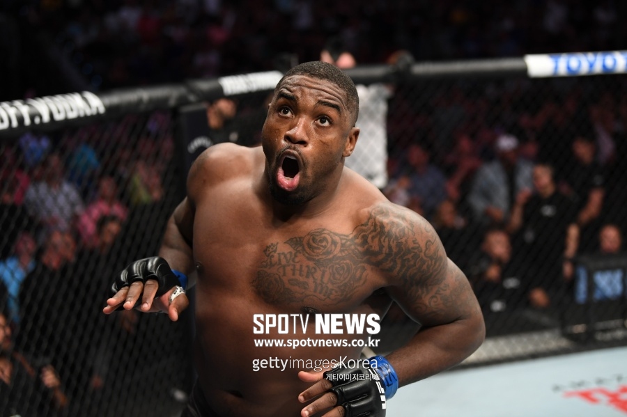 [UFC] 116kg 헤비급 거구의 플라잉니킥..12초 만에 KO승