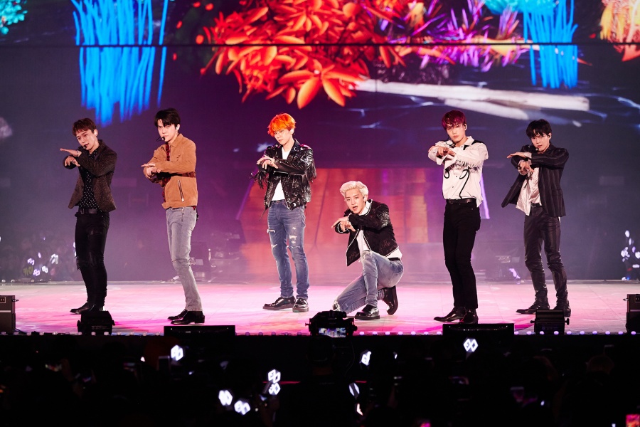 EXO once again proved the modifier K Pop King with the fifth solo concert.EXO opened its fifth solo concert EXO Planet # 5 - Exploration - at the Seoul Olympic Park Gymnastics Stadium on the afternoon of the 21st and met 15,000 viewers.The Concert is EXOs fifth solo concert, which will be held six times from July 19-21 and 26-28. A total of 90,000 seats were sold out, with 15,000 seats per episode.In this concert, which is based on the concept of exploration leaving with EXO, EXO has enthusiastically attracted fans with colorful music, intense performance and fantastic stage production.Starting with the regular 5th album title song Tempo, EXO showed a series of energetic stages such as Transformers, Gravity and Sign.The stage of songs that are rarely seen on stage, such as 24/7, The Moment of Contact, Oasis and Wate, also added to the fans welcome.Starting with Chen, who became the first solo artist in April, EXO, which continues its hot summer with solo Baek Hyun, Sehoon - Chanyeol unit in July, enthusiastically enthusiastic fans with Stay together stage.Baek Hyuns Uen Village, the first publicized through Concert, Sehun - Chanyeols What a Life and You Can Call unit stage, Kais solo stage Confession, Suhos I will pass and Chens Lights Out.The concert stage has also become more colorful, with images that properly utilize EXOs team concept and larger stage devices doubling the fantastic atmosphere of Concert.The 4-way large screen, LED device installed on the floor of the center stage, and the central control luminous rod shining with various colors and compositions added to the attractions and entertainment.EXOs performance, which met with a colorful stage device, made it impossible to keep eyes and ears from the stage for a moment.The fans dress code was also a sight of the performance. The fans themselves performed dress codes such as Violet, Green, Yellow, Navy & White according to the album image of EXO.On the 21st, it was Yellow Day with the concept of EXOders album decorated with gold and yellow.Fans have all dressed in yellow costumes and accessories to express EXO love in their whole body.EXO, who achieved the best achievement by climbing to the top of the music broadcasting and the music charts with personal activities, said, I do not know who will come out in the future, but we are Wia One.The announcement of the comeback was exciting for fans. Leader Suho predicted a comeback for the team, saying, I hope you love me because the EXO album is coming soon.The members were surprised at the words soon, and Suho said, Please do not listen. The members laughed, The guardian brother was too far ahead.If you want to give a light hint, it will come out within this year, Suho said. I will prepare for the next album, and it will come out before winter is coming this year, not too late.The backstory of Donalt Trumps welcome dinner also laughed.EXO attended President Donald Trumps welcome dinner at the Blue House on the 29th of last month and met President Moon Jae-in, President Trump and Ivanka.At the meeting between EXO and President Trump, foreign media noted that President Trumps visit to Korea has begun with K-pop superstar power.EXO, who introduced Lee Soo-man, general producer of SM, who visited Concert on the day, said, I met President Moon Jae-in and President Donald Trump a while ago, and the teacher said, You are a jewel.It was a glorious place, and it was a hard experience for me to do for a lifetime. I also said that I was proud of Mr. Lee.The hit song stage that led EXO such as Monster, Power, Run, Addiction, Colmi Baby to the present place was followed by highlights.Chanyeol said, I think that while doing Concert, I take it out of my bowl and give it to you, and fill your love in my bowl.I hope that we will live happily while keeping our destiny that we can love and love all the time in the future. Kai said, Sharing happy feelings on stage seems to be the most proud and happy thing in my life.If youre there, Ill dance and sing forever, promised Chen, who is at the heart of all these things: EXOs album preparation, personal schedule, concert preparation.Thank you for being the center of EXO, he bowed to fans.Thank you for taking the time for us, lets stay with us for a long time, said Baek-hyun, and Se-hoon said, I was worried about the safety of the fans.Thank you for coming to the show. Suho said, I hope that every moment with us will be a memory for EXOel.We will be here, so please love EXO a lot. Xiumin, Dios enlistment, Suho, Baekhyun, Kai, Chanyeol, Chen, Sehun, but I could not feel the regret.Six members of EXO showed solider teamwork, shrewd live and explosive performance.He also emphasized that he is with Xiumin and Dio, who have left the position as a duty of defense with the word Wi Awon.EXO, who became an idol group for the eighth year, completed the perfect performance with a mature stage that was made with a beginner attitude.It was a stage that re-examined its own value, which was never a waste of the modifier K Pop King.EXO has three performances from July 26 to 28. It will go on an overseas tour starting with Seoul performance.