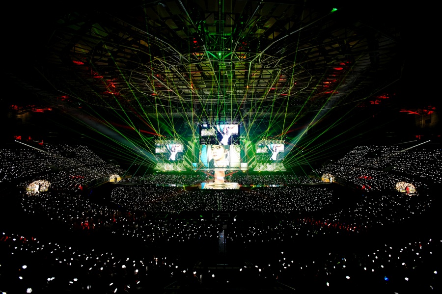 EXO once again proved the modifier K Pop King with the fifth solo concert.EXO opened its fifth solo concert EXO Planet # 5 - Exploration - at the Seoul Olympic Park Gymnastics Stadium on the afternoon of the 21st and met 15,000 viewers.The Concert is EXOs fifth solo concert, which will be held six times from July 19-21 and 26-28. A total of 90,000 seats were sold out, with 15,000 seats per episode.In this concert, which is based on the concept of exploration leaving with EXO, EXO has enthusiastically attracted fans with colorful music, intense performance and fantastic stage production.Starting with the regular 5th album title song Tempo, EXO showed a series of energetic stages such as Transformers, Gravity and Sign.The stage of songs that are rarely seen on stage, such as 24/7, The Moment of Contact, Oasis and Wate, also added to the fans welcome.Starting with Chen, who became the first solo artist in April, EXO, which continues its hot summer with solo Baek Hyun, Sehoon - Chanyeol unit in July, enthusiastically enthusiastic fans with Stay together stage.Baek Hyuns Uen Village, the first publicized through Concert, Sehun - Chanyeols What a Life and You Can Call unit stage, Kais solo stage Confession, Suhos I will pass and Chens Lights Out.The concert stage has also become more colorful, with images that properly utilize EXOs team concept and larger stage devices doubling the fantastic atmosphere of Concert.The 4-way large screen, LED device installed on the floor of the center stage, and the central control luminous rod shining with various colors and compositions added to the attractions and entertainment.EXOs performance, which met with a colorful stage device, made it impossible to keep eyes and ears from the stage for a moment.The fans dress code was also a sight of the performance. The fans themselves performed dress codes such as Violet, Green, Yellow, Navy & White according to the album image of EXO.On the 21st, it was Yellow Day with the concept of EXOders album decorated with gold and yellow.Fans have all dressed in yellow costumes and accessories to express EXO love in their whole body.EXO, who achieved the best achievement by climbing to the top of the music broadcasting and the music charts with personal activities, said, I do not know who will come out in the future, but we are Wia One.The announcement of the comeback was exciting for fans. Leader Suho predicted a comeback for the team, saying, I hope you love me because the EXO album is coming soon.The members were surprised at the words soon, and Suho said, Please do not listen. The members laughed, The guardian brother was too far ahead.If you want to give a light hint, it will come out within this year, Suho said. I will prepare for the next album, and it will come out before winter is coming this year, not too late.The backstory of Donalt Trumps welcome dinner also laughed.EXO attended President Donald Trumps welcome dinner at the Blue House on the 29th of last month and met President Moon Jae-in, President Trump and Ivanka.At the meeting between EXO and President Trump, foreign media noted that President Trumps visit to Korea has begun with K-pop superstar power.EXO, who introduced Lee Soo-man, general producer of SM, who visited Concert on the day, said, I met President Moon Jae-in and President Donald Trump a while ago, and the teacher said, You are a jewel.It was a glorious place, and it was a hard experience for me to do for a lifetime. I also said that I was proud of Mr. Lee.The hit song stage that led EXO such as Monster, Power, Run, Addiction, Colmi Baby to the present place was followed by highlights.Chanyeol said, I think that while doing Concert, I take it out of my bowl and give it to you, and fill your love in my bowl.I hope that we will live happily while keeping our destiny that we can love and love all the time in the future. Kai said, Sharing happy feelings on stage seems to be the most proud and happy thing in my life.If youre there, Ill dance and sing forever, promised Chen, who is at the heart of all these things: EXOs album preparation, personal schedule, concert preparation.Thank you for being the center of EXO, he bowed to fans.Thank you for taking the time for us, lets stay with us for a long time, said Baek-hyun, and Se-hoon said, I was worried about the safety of the fans.Thank you for coming to the show. Suho said, I hope that every moment with us will be a memory for EXOel.We will be here, so please love EXO a lot. Xiumin, Dios enlistment, Suho, Baekhyun, Kai, Chanyeol, Chen, Sehun, but I could not feel the regret.Six members of EXO showed solider teamwork, shrewd live and explosive performance.He also emphasized that he is with Xiumin and Dio, who have left the position as a duty of defense with the word Wi Awon.EXO, who became an idol group for the eighth year, completed the perfect performance with a mature stage that was made with a beginner attitude.It was a stage that re-examined its own value, which was never a waste of the modifier K Pop King.EXO has three performances from July 26 to 28. It will go on an overseas tour starting with Seoul performance.