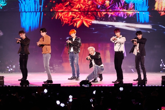Leedol Group EXO announced the colorful prelude of the fifth solo concert.EXO held its fifth solo concert EXO PLANET #5 - EXplOration - (EXO Planet #5 - Exploration -) at the Seoul Olympic Park KSPO DOME (formerly Gymnastics Stadium) on the 21st.EXO announced the start of the performance from the 19th and will meet fans for 6 days from the 26th, 27th and 28th following the 20th and 21st.On this day, EXO broke the start with the regular 5th title song Tempo on the opening stage, and then the stage of Transformers, Gravity and Sign was staged at the beginning of the performance.EXO added to the opening stage with Baekhyuns solo song United Nations Village.Baekhyun gave a stand-up microphone and a unique stage manners.In this concert, EXO prepared a stage with colorful charm, including songs from the regular 5th album DONT MESS UP MY TEMPO (Dont Mess Up My Tempo) released in November 2018 and the regular 5th album repackaged LOVE SHOT (Love Shot) released in December 2018.Dio did not participate in this concert as an active enlistment on July 1.EXO released the first duo unit of EXO, Sehun & Chan Yeols new song What a Life and You Can Call for the first time through this performance. In addition, there were various solo stages such as Chen Lights Out, Suho I will go and Kai Confession.