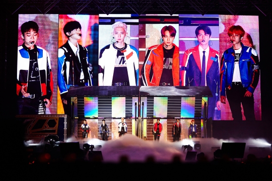 Top idol group EXO has completed the July EXO Month with the enthusiastic fan of 15,000 fans who visited the Olympic Park KSPO.EXO member Suho, Baekhyun, Chen, Sehun, Chanyeol and Kai held their fifth solo concert EXO PLANET #5 - EXploration - (EXO Planet #5 - Exploration -) at the Seoul Olympic Park KSPO DOME (formerly Gymnastics Stadium) on the 21st.In particular, Lee Soo-man, general producer of SM Entertainment, Super Junior member Kyu-hyun, and Lee Teuk-do also watched the performances.EXO announced the start of the performance from the 19th and will meet fans for 6 days from the 26th, 27th and 28th following the 20th and 21st.EXO plans to continue its World Tour after its performance in Seoul.In this concert, EXO prepared a stage with colorful charm, including songs from the regular 5th album DONT MESS UP MY TEMPO (Dont Mess Up My Tempo) released in November 2018 and the regular 5th album repackaged LOVE SHOT (Love Shot) released in December 2018.On this day, EXO broke the start with the regular 5th title song Tempo on the opening stage, and then the stage of Transformers, Gravity and Sign was staged at the beginning of the performance.EXO later followed Baekhyuns Uen Village with 24/7, Love Shot, The Moment of Contact, Monster, Oasis, Ill Pass Through, Chen Lights Out, Sehun & Chanyeol What a Life, You Can Call, Polling For Yu, Watt, Papa War, Kai Confession, After Storm, Demage, Run, Addiction, Call Me Baby, EXO major hits and songs were enthusiastic.EXO also communicates directly with fans and says, We welcome you to Exploration.Lets enjoy the performance for the next two hours, he said to the fans wearing yellow shirts, saying, Everyone is like a cute chick. In particular, the individual stage of six members also attracted attention.After Baekhyun broke the solo stage start with Uen Village, Suho gave a dreamy and sexy charm through the EXO winter special album I will go through in 2017, and Chen also gave sweet vocals through Lights Out.Sehun & Chanyeol will be released on the 22nd, and the first unit album What a Life and I can call will be heated up.Kai also presented a unique powerful dance through the solo stage Confession, which was first unveiled through Concert.Chanyeol later mentioned the unit album and said, I would like to expect a lot of EXO activities in the future. Suho also said, ExO album comes out this year.Im preparing for the album as I go on the World Tour; its not too late this year, Ill be making the album in the winter, he said.I will do my personal activities, but EXO is also the happiest when I work with (members) EXOel, he added.EXO has since finished the performance with the stage of Unfair, Strings and Ill be here through the encore stage.EXO took the solo album of Dio, who announced his active participation in July, with the release of the albums of Baekhyun and Sehun & Chanyeol, and took the lead in July with a solo concert.