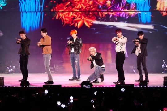 The group EXO started its fifth solo concert with a hot atmosphere.EXOs fifth solo concert EXO PLANET #5 - EXplOration - EXO Planet #5 - Remy LaCroix Floysion - was held at the Olympic Case Fordom (Olympic Gymnastics Stadium) in Bangi-dong, Seoul on the afternoon of the 21st.On this day, EXO showed explosive performances including the opening song Tempo, Transformers, Gravity and Sign.The Tempo breaks with Baekhyuns U & Village soon produced a sticky and intense atmosphere from 24/7, Love Shot and As members Siu Min and Dio are serving in the military, this concert was attended by six members of Kai, Suho, Chen, Chan Yeol, Baekhyun and Sehun, but they showed more than 100 skills and completed a thorough dance.EXO, who is on the stage after the colorful stage, said, I have been waiting for a long time. It starts now. I will show you a performance that will be kept as a good memory.Regarding the performance name Remy LaCroix Floation, Suho said, EXO is lacing and is led by silver light to another planet.EXOEC is also working on exploring other planets. He added, I would like to open the remaining time without turning off. The EXO concert began on the 19th and lasted six times in two weeks, with 15,000 fans filling the venue and meeting a total of 90,000 fans.