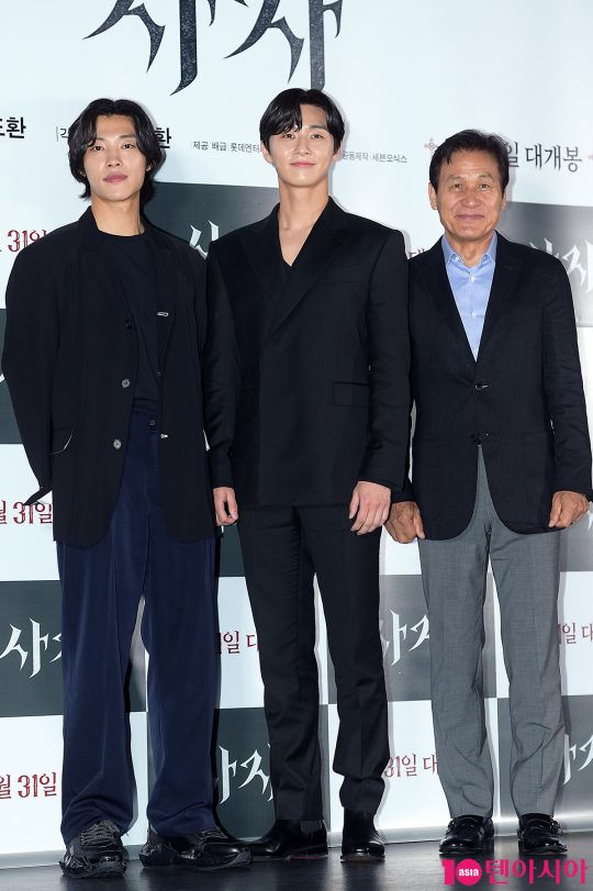 Actor Woo Do-hwan (from left), Park Seo-joon and Ahn Sung-ki attended the premiere of the movie Lion at the entrance of Lotte Cinema Counter in Jaang-dong, Seoul on the afternoon of the 22nd.