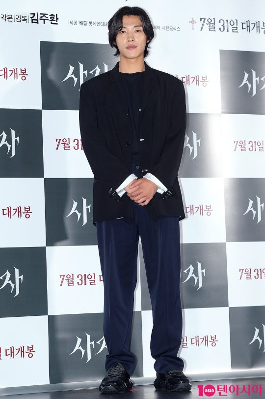 Park Seo-joon shows off his colorful charm as he is reborn as a gods lion in a fighting champion who hates God.Ahn Sung-ki and Woo Do-hwan are the Kuma priests who chase evil and the black bishops who spread evil, respectively, giving a tense tension.This is in the movie Lion, which was reunited in two years by director Kim Joo-hwan and Park Seo-joon of Youth Police.On the afternoon of the 22nd, a media preview of the movie Lion was held at the entrance of Lotte Cinema Counter in Jayang-dong, Seoul.Director Kim Joo-hwan and Actor Park Seo-joon, Ahn Sung-ki and Woo Do-hwan attended.The Lion is a story about the martial arts champion Yonghu (Park Seo-joon) meeting with the priest Anshinbu (Ahn Sung-ki) and confronting the powerful evil that has confused the world.I focused on the hero who saved people as one person became a hero and became powerful, Kim said. I thought about the structure of good and evil rather than getting out of the existing one.We brought old paintings and Bible stories and expressed them in our way. The Lion, which seemed serious and heavy, gave freshness with an unexpected laughing point.This humor comes from the character, Kim said. It was possible because Park Seo-joon and Ahn Sung-ki had their characters tightly.I just unfolded the two chemis, he said modestly.What did the psychological management of actor Jung Ji-hoon, who acted as a body dominated by the devil?After the filming, the therapist continued to manage it, Kim said. I learned a lot from Ji Hoon.He brought more ideas than I did, and he did not give up until he achieved what he wanted to implement. Park Seo-joon played the role of Yonghu, who lost his father in an accident of injustice and left only distrust of the world and hatred of God.He faces evil with the sudden wound of his hand after a nightmare.Park Seo-joon said, After I made a kite with the director as a youth police officer, I kept thinking about what would be good for my next work.I wanted to digest Action before I got older, and when the director gave me the Lion scenario, I thought it would be too fun and I thought it was a new challenge. Park Seo-joon also said, I was very careful about making myself strong for the martial arts champion. He said, It was not easy because the preparation period was not long.Fortunately, I had a role as a fighter in the former Drama, so I remembered myself at that time.  I exercised for eight hours a day.I tried to show the best in a short time, though. I continued to work out until the end of the movie after the martial arts scene.He also told me about his grievances with CG.Park Seo-joon said, It was hard to imagine a scene where a fire came out of my hand at first. The fire can be easily made into CG, but the light that reflects the fire is hard to make.So I took a picture with the white LED lights in my hand, and it was relatively less difficult because I had lights in my hand.We couldnt confirm the size or intensity of the fire, so we talked to the director while monitoring each scene.It took a lot of effort to make a fire CG, not just digitally, but also by directly lighting it in an analogue way, Kim said.Ahn Sung-ki returns to the screen as Father An of the Kuma priest who is chasing evil with all his strong beliefs and good will.When I pass the road these days, people misunderstand me as Kim Sang-jung, said Ahn Sung-ki, laughing, saying, I was shocked, so I thought I should shoot a movie hard.I have not prepared anything special for my role, said Ahn Sung-ki. I was originally a Catholic and was easily approached.I was glad to see you like those parts today, he said. I was glad to see them in the movie today.Woo Do-hwan played the role of the black bishop Jishin, who spread evil to the world; he starred in his first role through the Lion.Woo Do-hwan said, I was burdened because I was the first star, and I was very responsible. I took a lot of depending on my bishop and seniors.Evil digs into the weak part of a person, and I think that the character Jisin became a black priest because evil whispered when he was most exhausted, said Woo Do-hwan.He also carried out a seven-hour special makeup for his role.I needed a long time to make up for the last fight, said Woo Do-hwan. The difficulty of acting CG was to fight against what I could not see.It was hard to tell how much the robbery was. The Lion was praised by Francis Lawrence, director of the film Constantine, which is based on exorcism, as a film that is bold, ingenious and imaginative.I heard that Lawrence was more thirsty than he thought when he saw Lion, Kim said. He praised me for drawing this level of quality even though the budget was not much more than I thought.If I can take season two, I want to invite you to Korea, he said.As director Kim says, the film ends with the caption that it will return to the priest.We want a series, Kim said. If the movie is loved enough, I will continue to make stories with Actors in the Catholic worldview.We are already ready, he said.The Lion will be released on July 31.