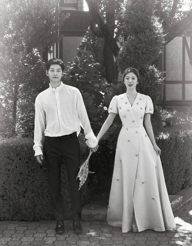 Song Joong-ki and Song Hye-kyo each expressed their positions in turn.Both of them are hoping to conclude the divorce process smoothly rather than blaming each other for their mistakes, Song said in a legal representative at the time. I ask you to understand that it is difficult to tell stories about private life one by one.Song is in the process of divorce after careful consideration with her husband, Song said. The reason is that the two sides have not overcome the differences between them, and they have made such a decision inevitably.The two, who were popular with the Korean Wave star and boasted of top-notch popularity, continued their marriage with the modifier of couple of the century, but eventually went their own way in a year and nine months.