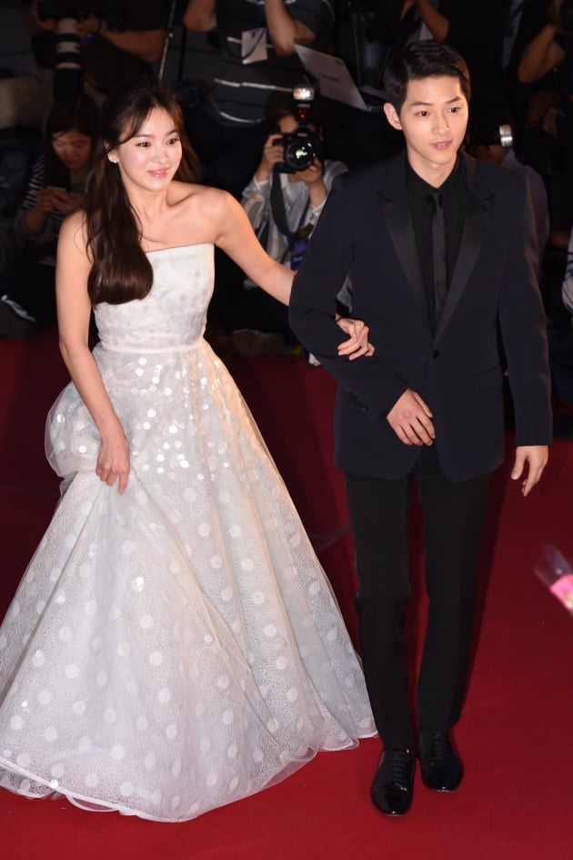 The divorce mediation of the Song Joong-ki Song Hye-kyo couple was established.According to the legal circles, the two men were separated from each other at 10 a.m. on the 22nd, and the date of their divorce was closed.The two men were the result of divorce settlement in about a month after Song Joong-ki filed for divorce settlement on June 27th.Song Joong-ki said, I received an application for divorce settlement at the Seoul Family Court on June 26th, he said through a legal representative. I hope to finish the divorce process smoothly rather than blame each other for wrong. .Song Hye-kyo agency UAA Korea also said in an official position on the day, I am going through a divorce process after careful troubles with my husband.The reason is a personality difference, and both sides can not overcome the difference, so I have to make this decision inevitably. Meanwhile, the two men developed into real lovers after breathing as the main characters in KBS2 drama The Daughter of the Sun (2016), and married at a hotel in Jangchung-dong, Seoul on October 31, 2017, but they broke down after a year and eight months of marriage.