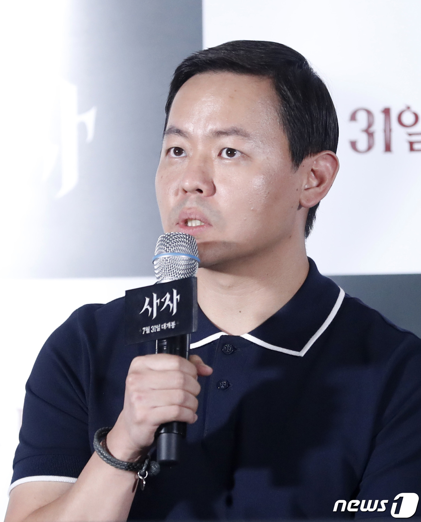 The director of Constantinee said that he was more thirsty than he thought, Kim Joo-hwan said at the press preview of the movie Lion (director Kim Joo-hwan) at the entrance of Lotte Cinema Counter in Jayang-dong, Gwangjin-gu, Seoul on the afternoon of the 22nd.He added, The budget and the roundabout are not bigger than I thought, but I gave you a good look and praise for the quality. I told you that I would like to invite you to Korea if you take this series.Kim Joo-hwan also said, At that time, the secretary of the bishop saw it together, and it was like Ryan Gosling of the Orient.Meanwhile, Lion is a film about what happens when Yonghu (Park Seo-joon), a martial arts champion who has only distrust of the world after losing his father as a child, meets with An Shinbu (Ahn Sung-ki), a Kuma priest, and realizes that he has special power.Park Seo-joon, Ahn Sung-ki, Woo Do-hwan and others will appear.