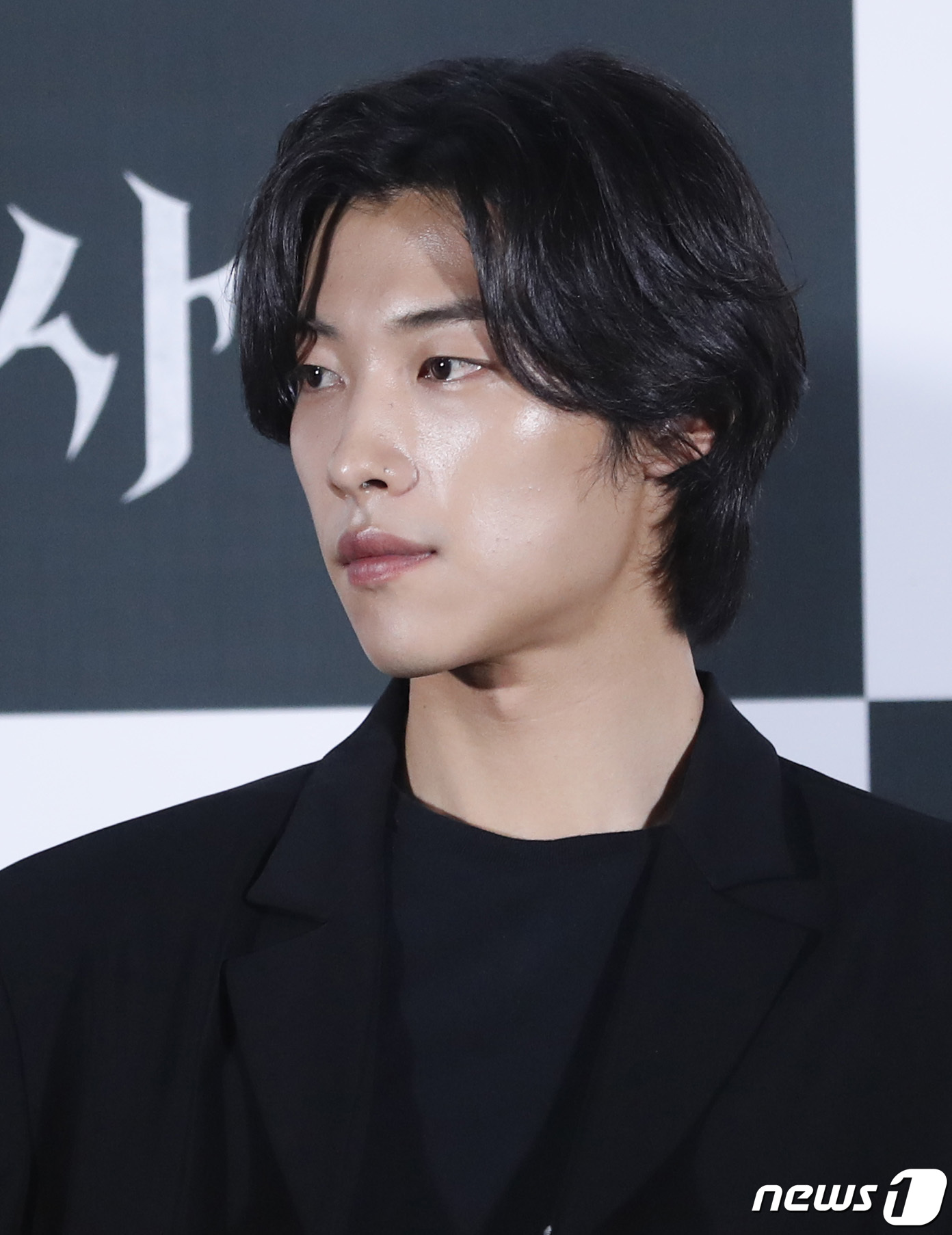 I got a lot of special makeup and CG help, but it was difficult to fight an invisible bulldog in the case of me, Woo Do-hwan said at a press preview of the movie Lion (director Kim Joo-hwan) at the entrance of Lotte Cinema Counter in Jayang-dong, Gwangjin-gu, Seoul on the afternoon of the 22nd.I had a special makeup for seven hours; the part where the CG was in was in the eyes and mouth; the epidermis also felt like a reptile in some way, he explained.Kim Joo-hwan said, I had to do CG to burn every time I hit my fist.I scratched the right part and burned it, and every time I hit it, I stopped shooting and expressed the effect on the right part. Meanwhile, The Lion is a film about what happens when the martial arts champion Yonghu (Park Seo-joon), who has only a distrust of the world after losing his father as a child, meets with the priest Anshinbu (Ahn Sung-ki) and realizes that he has special power.Park Seo-joon Ahn Sung-ki Woo Do-hwan and others will appear.