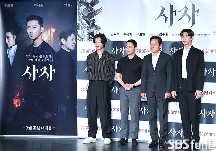 The crew of Constantine saw the movie and then saw Park Seo-joon Actor and said it was like Lion Gosling in the East.Director Kim Joo-hwan, who made the movie Lion, showed his affection for Park Seo-joon.Director Kim Joo-hwan, who attended the media preview of the movie Lion held at Lotte Cinema in the Seoul Metropolitan Area on the afternoon of the 22nd, gave a film to Frances Lawrence and the production team who directed Constantine.Director Kim Joo-hwan said, I met with Frances Lawrence 24 hours ago.I watched the movie and said, I have a neck. He praised the budget and the time difference for being less than I thought.The production team of Constantine also added that after watching the movie, they made a special mention of Park Seo-joon.Director Kim Joo-hwan said, Not only the director of Constantine but also the secretary watched the movie together, and he saw Park Seo-joon and said, It was like Lion Gosling in the East.Park Seo-joon said, I did not say it.The Lion will be released on the 31st as a film about the martial arts champion Yonghu (Park Seo-joon) meeting the Kuma priest Anshinbu (Anseonggi) and confronting the powerful evil (), which has confused the world.