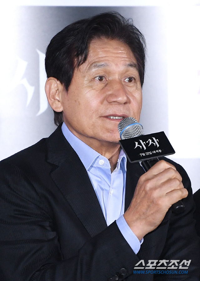 Actor Ahn Sung-ki said it was not really hard to be a Catholic and be a bride.On the afternoon of the 22nd, a premiere of distribution with the mystery action movie Lion (directed by Kim Joo-hwan, produced by Keith) was held at the entrance of Lotte Cinema Counter in Jayang-dong, Gwangjin-gu, Seoul.Park Seo-joon of the martial arts champion Yonghu station facing evil, Ahn Sung-ki of the Kuma priest Anshinbu who chases evil, Woo Do-hwan of the black bishop Jisin who spread evil, and director Kim Joo-hwan attended the premiere.Veteran Actor Ahn Sung-ki, who celebrated his 62nd anniversary this year, said: Nothing special has been done; I learned la± for this work; I was actually a Catholic and I was very well-cooked.I was able to approach it easily. It is a tense movie, but I wanted to have fun, so I tried to put some interesting elements. The Lion is a film about a martial arts champion meeting a priest in Kuma and confronting a powerful evil () that has confused the world.Park Seo-joon, Ahn Sung-ki, Woo Do-hwan, etc., and director Kim Joo-hwan of Youth Police caught megaphone.