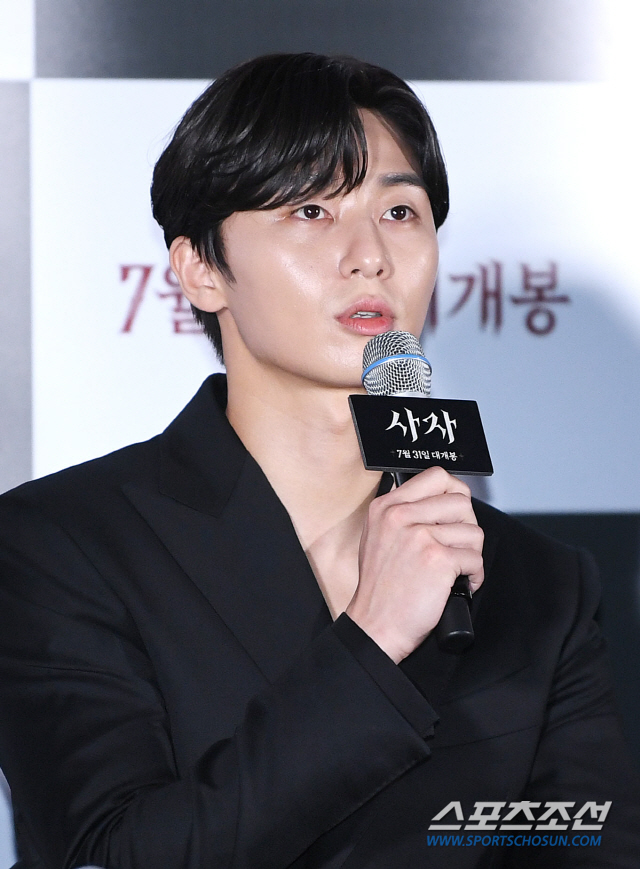 Director Kim Joo-hwan said, Frances Lawrence of Constantine commented on Park Seo-joon as Lion Gosling of Korea.On the afternoon of the 22nd, a premiere of distribution with the mystery action movie Lion (directed by Kim Joo-hwan, produced by Keith) was held at the entrance of Lotte Cinema Counter in Jayang-dong, Gwangjin-gu, Seoul.Park Seo-joon of the martial arts champion Yonghu station facing evil, Ahn Sung-ki of the Kuma priest Anshinbu who chases evil, Woo Do-hwan of the black bishop Jisin who spread evil, and director Kim Joo-hwan attended the premiere.Director Kim Joo-hwan said, After Frances Lawrence saw Lion Gosling for Park Seo-joon.I remember it as a really nice Actor, he said.The Lion is a film about a martial arts champion meeting a priest in Kuma and confronting a powerful evil () that has confused the world.Park Seo-joon, Ahn Sung-ki, Woo Do-hwan, etc., and director Kim Joo-hwan of Youth Police caught megaphone.