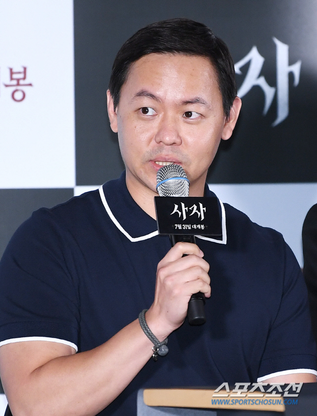 The director of Constantine gave a lot of praise, said Kim Joo-hwan.On the afternoon of the 22nd, a premiere of distribution with the mystery action movie Lion (directed by Kim Joo-hwan, produced by Keith) was held at the entrance of Lotte Cinema Counter in Jayang-dong, Gwangjin-gu, Seoul.Park Seo-joon of the martial arts champion Yonghu station facing evil, Ahn Sung-ki of the Kuma priest Anshinbu who chases evil, Woo Do-hwan of the black bishop Jisin who spread evil, and director Kim Joo-hwan attended the premiere.Director Kim Joo-hwan said, I tried to bring old paintings and Bibles and express them in our way.I focused on the drama part that one person is destined and becomes a hero rather than custom. I tried to spread the chemistry of Park Seo-joon and Ahn Sung-ki.Our film is called Constantine in Korea, and director Francis Lawrence has also given a lot of praise. The Lion is a film about a martial arts champion meeting a priest in Kuma and confronting a powerful evil () that has confused the world.Park Seo-joon, Ahn Sung-ki, Woo Do-hwan, etc., and director Kim Joo-hwan of Youth Police caught megaphone.