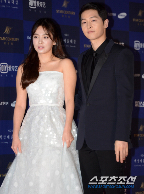 Actor Song Joong-ki and Song Hye-kyo became South South in the centurys couple.At 10 a.m. on the 22nd, the 12-member housework of the Seoul Family Court (Chief Judge Jang Jin-young) held a private meeting to establish a mediation date for the divorce of Song Joong-ki and Song Hye-kyo.As a result, Song Joong-ki and Song Hye-kyo were legally divorced; however, they said they could not define the specifics of the mediation.The divorce settlement of the two men was reportedly over in five minutes, and since they had already reached an agreement on divorce, they finished the divorce settlement process at a rapid pace.Hye-kyo announced that he had agreed to divorce settlement without alimony and property division. Today, the divorce of Actor Song Hye-kyo was established at the Seoul Family Court.I will inform you that the mediation process has been completed by divorce without alimony and property division between the two sides. Unlike the prediction that there will be a division of property of tens of billions of won, the two sides quickly became south of the country by completing the divorce process without going through the division of property.Song Joong-ki and Song Hye-kyo met on KBS2s Dawn of the Sun (2016) and were called a couple of centuries and married in November 2017.However, after a year and eight months, he applied for divorce settlement on the 26th of last month, and after a year and nine months, he finished the legal process and became a South Korea.It is a finalization in less than four weeks after filing for divorce mediation, and divorce mediation is a procedure in which a couple divorces after court mediation without going through a formal trial.If the two sides agree on the mediation, the decision will have the same effect.The divorce of Song Joong-ki and Song Hye-kyo was a speedy one: the divorce was concluded after the adjustment date was set at a time not four weeks after the divorce settlement application.It was expected that the date of the adjustment would be caught at the end of this month, but the two sides reached an agreement earlier.The two sides have already agreed on divorce, and each has a willingness to engage in activities.Song Joong-ki has been filming the movie Win Riho since May 5, and Song Hye-kyo is positively reviewing the appearance of the movie Anna and recently attended the cosmetics Sulwhasoo event in China.Song Joong-ki and Song Hye-kyo informed the public on the 27th of last month that they had filed for divorce settlement.Song Joong-ki, a lawyer for the law firm, Park Jae-hyun, said, Our law firm received an application for divorce settlement on behalf of Song Joong-ki on the 26th.In addition, I will convey the official position of Song Joong-ki as follows. Blossom Entertainment, a subsidiary company, also said, Song Joong-ki and Song Hye-kyo are in the process of divorce after a careful settlement and decided to finish their marriage.Song Hye-kyo also said, The reason is a difference in personality. The two sides have not overcome the difference, so they have to make this decision.At the time, the two sides said, Both people agreed on the divorce and left only the mediation process.Song Hye-kyo deleted the photos related to the Song Song Couple on his SNS after the divorce settlement application was over.As a result, the public is continuing to support the two actors, who will support the two actors activities apart from divorce.Following a year and nine months of marriage, interest is also focused on the future activities of Song Joong-ki and Song Hye-kyo, who have become completely south of the couple of the century.