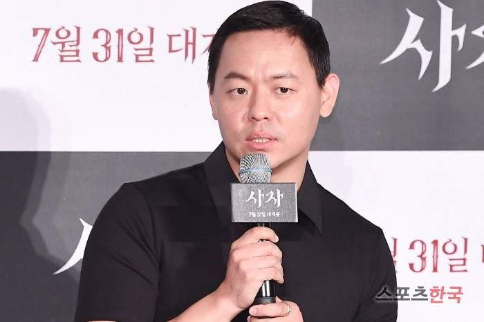 Lion director Kim Joo-hwan told the episode that he met with director Constantinee.At the entrance of Lotte Cinema Counter in Jayang-dong, Gwangjin-gu, Seoul, a media distribution preview of the movie Lion (director Kim Joo-hwan) was held. Actors Park Seo-joon, Ahn Sung-ki, Woo Do-hwan and Kim Joo-hwan attended the event.On this day, director Kim said, I met the director of the movie Constantinee, and he saw lion and said that he was choked more than he thought.The budget and the roundabout are not bigger than I thought, but you have seen good and praised me for picking up such a quality movie.I told him that if I take the next series, I would like to invite him to Korea. The directors female secretaries watched the movie together, but when they saw Park Seo-joon, he said that he was like Ryan Gosling in the Orient, and he was so cool and impressive.So Park said, I did not say it.Meanwhile, The Lion depicts the story of martial arts champion Yonghu (Park Seo-joon) meeting the Kuma priest Anshinbu (Anseonggi) to confront the powerful evil (), which has confused the world. It will be released on the 31st.
