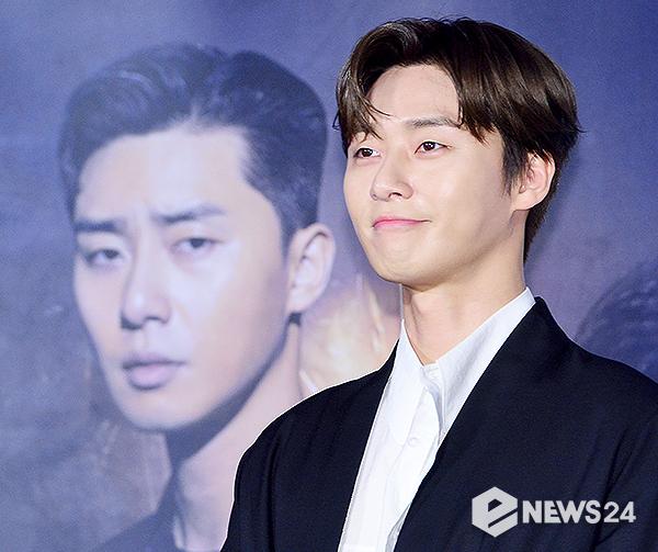 Actor Park Seo-joon told the secret of boasting a sculpture-like figure as a champion of the movie Lion.Park Seo-joon said at the press preview of the movie Lion (director Kim Joo-hwan) held at the entrance of Lotte Cinema Counter in Gwangjin-gu, Seoul on the 22nd, Making a body was not easy because there was not much time after the previous work.Fortunately, I had a fighting role in the old drama Ssam, My Way, so I remembered myself at that time.I was able to make my body quickly even though it was a relatively short time, but I could not help but I continued to try to show maximum in a short time, he added.The Lion is a story about fighting champion Yonghu (Park Seo-joon) meeting with An Shinbu (An Sung-ki) of the Kuma priest and confronting the powerful evil (), which has confused the world.Photo Source: eNEWS DB