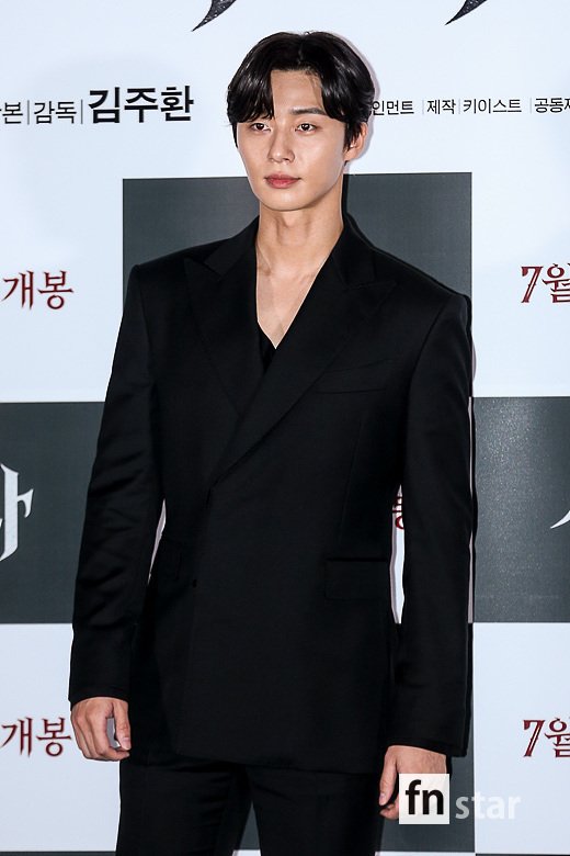 Actor Park Seo-joon attended the premiere of the movie Lion at the entrance of Lotte Cinema Counter in Jayang-dong, Gwangjin-gu, Seoul on the afternoon of the 22nd.The movie The Lion, starring Park Seo-joon, Woo Do-hwan and Ahn Sung-ki, is scheduled to open on the 31st as a film about the martial arts champion Yonghu (Park Seo-joon) meeting the Kuma priest Anshinbu (Anseonggi) and confronting the powerful evil that has confused the world.