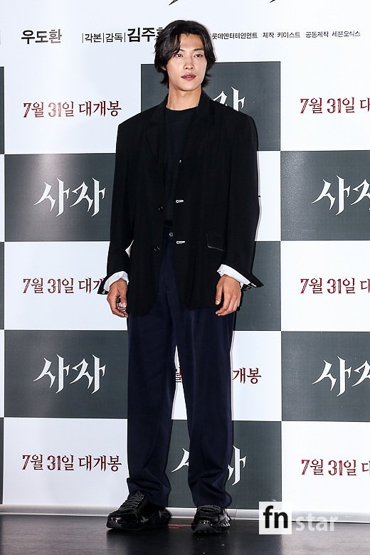 Actor Woo Do-hwan attended the premiere of the movie Lion at the entrance of Lotte Cinema Counter in Jayang-dong, Gwangjin-gu, Seoul on the afternoon of the 22nd.The movie Lion, starring Park Seo-joon, Woo Do-hwan and Ahn Sung-ki, is scheduled to open on the 31st as a film about the story of martial arts champion Yonghu (Park Seo-joon), who met the Kuma priest Anshinbu (Ahn Sung-ki) and confronting the powerful evil that has confused the world.