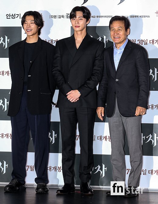 Actor Woo Do-hwan, Ahn Sung-ki and Park Seo-joon attended the premiere of the movie Lion at the entrance of Lotte Cinema Counter in Jayang-dong, Gwangjin-gu, Seoul on the afternoon of the 22nd.The movie Lion, starring Park Seo-joon, Woo Do-hwan and Ahn Sung-ki, is scheduled to open on the 31st as a film about the story of martial arts champion Yonghu (Park Seo-joon), who met the Kuma priest Anshinbu (Ahn Sung-ki) and confronting the powerful evil that has confused the world.