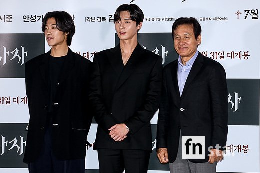 Actor Woo Do-hwan, Ahn Sung-ki and Park Seo-joon attended the premiere of the movie Lion at the entrance of Lotte Cinema Counter in Jayang-dong, Gwangjin-gu, Seoul on the afternoon of the 22nd.The movie Lion, starring Park Seo-joon, Woo Do-hwan and Ahn Sung-ki, is scheduled to open on the 31st as a film about the story of martial arts champion Yonghu (Park Seo-joon), who met the Kuma priest Anshinbu (Ahn Sung-ki) and confronting the powerful evil that has confused the world.