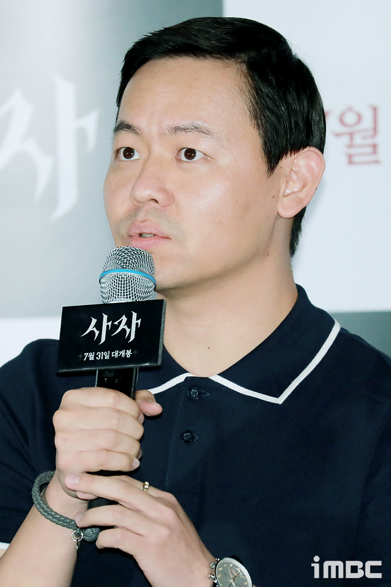 Director Kim Joo-hwan, who captivated 5.6 million viewers with the movie Youth Police, said, Witts in the middle of the movie are all natural things from the character.Ahn Sung-ki and Park Seo-joon Actor took their characters and I tried to save their chemistry., talking about the chemistry of Actors.Regarding the report that Francis Lawrence received a favorable response to the lion in advance, the director said that he was more thirsty than he thought.He praised the good quality of the budget and the time difference.I saw it with the secretaries of the director at the movie premiere, but the female secretary praised Park Seo-joon and praised him as Ryan Gosling of Dongyoung. After the episode of Choi Woo-shik, who appeared at the end of the movie, Choi Woo-shik Actor returns to the priest. Director Kim Joo-hwan said, We want to do it about the sequel, but if the movie is loved enough, I will make a story in this world view with these actors.In the movie, the acting of the child Rain Actor was impressive, and director Kim Joo-hwan said, I filmed safely in cooperation with the martial arts director and continued to care after the psychotherapist passed the movie.Rain Actor was an Actor who worked harder than anyone else, and learned a lot while watching the friend.I am an actor who does not give up on the act that I want to bring more ideas than any adult actor. The movie The Lion, which depicts the story of fighting champion Yonghu meeting the Kuma priest Ahn Sung-ki and confronting the powerful evil (), which has confused the world, will be released on July 31.iMBC Kim Kyung Hee  Photo Imitation