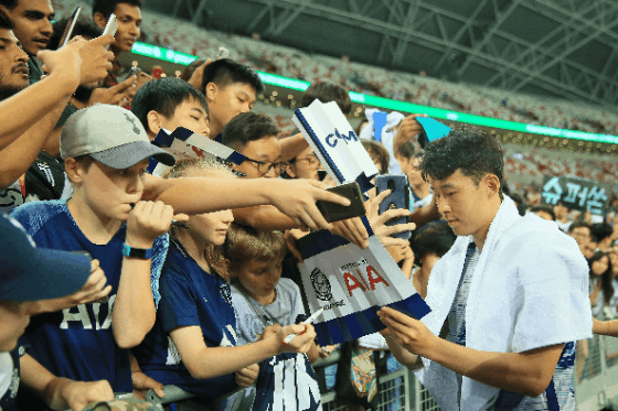 손흥민이 21일 싱가포르에서 열린 토트넘(잉글랜드)과 유벤투스(이탈리아)의 인터내셔널 챔피언스컵(ICC) 1차전에서 팬들과 만나고 있다.[Penta Press=연합뉴스]