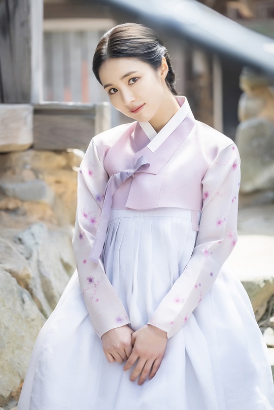 Actor Shin Se-kyung becomes MBCs voice and tells the authenticity of life.MBC Wednesday-Thursday Evening drama Na Hae-ryung (played by Kim Ho-soo, director Kang Il-soo, and Han Hyun-hee, producer of Green Snake Media), which ranked first in the same time zone ratings as well as in the topical index from the first broadcast, announced the birth of the luxury historical drama. He was the narrator of MBC Radios public interest campaign Wait to be broadcast between k.Shin Se-kyung meets listeners with the voice behind the signal of Wait through seven different episodes every day.Wait a minute is a radio campaign that MBC has been carrying out for the past 20 years, and it is a corner where we think about various stories of our society with listeners through the voices of prominent people from all walks of life.Shin Se-kyung, who has shown her subjective female characters with charms such as black knights, white brides, Kwon Ryong-i Narsa, deep-rooted trees, and Taja.This time, in the drama Na Hae-ryung, she is the problematic woman of Hanyang in the 19th century, the first female officer in Korea, and the former Hae-ryung, the first female officer in Korea.In particular, Shin Se-kyung, who wrote the manuscript for a moment, is paying attention because he is going to calmly solve the inside of Shin Se-kyung, a nature outside the work, from serious worries about the job of actor, to the heart of neighbors and the story of the environment.MBCs public interest campaign Wait, which seeks listeners with the voice of actor Shin Se-kyung between Today and 28th, will be broadcast on MBC FM4U (Seoul/Gyeonggi 91.9MHz), and can be heard through smartphone application Mini.The broadcast was held at 10:56 am, 7:56 pm, and 9:56 pm, three times a day.On the other hand, MBC Wednesday-Thursday evening drama Na Hae-ryung starring Shin Se-kyung, Jung Eun-woo, Park Ki-woong, Lee Ji-hoon and Park Ji-hyun is a unique figure in the 19th century Joseon, The historical drama of the fiction is the first problematic first lady (Shin Se-kyung) of Joseon and the full romance of the Phil of the anti-war mother Solo Prince Lee Rim (Jung Eun-woo).