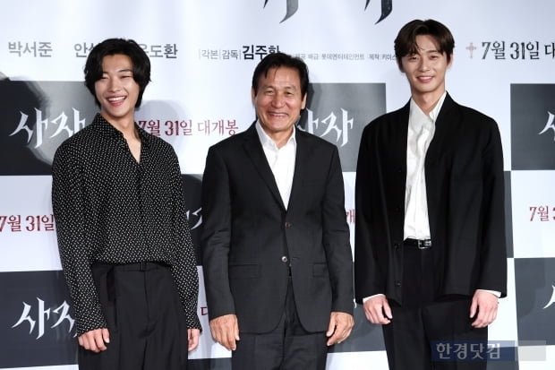 Lion Park Seo-joon and Ahn Sung-ki and Woo Do-hwan foreshadowed the story of the star Elysian Action, after that.The biggest topic at the premiere and meeting of the movie Lion at the entrance of Lotte Cinema Counter in Gwangjin-gu, Seoul on the 22nd was Seeks.Kim Joo-hwan said, It is possible for the public to see a lot, but there is a bigger world view that leads to lion.Lion is a film about the story of a martial arts champion who has lost his father in his childhood and remains distrustful in the world after he has been intertwined with a Kuma priest from the Vatican.Director Kim Joo-hwan and Park Seo-joon, who mobilized 5.65 million viewers in the 2017 film Youth Police, met again.Park Seo-joon has begun a new character transformation by breaking down into a martial arts champion who faces evil.The character, which took off the existing bright and pleasant image and kept the wound in the strong appearance, was digested with mature acting.Ahn Sung-ki played the role of the priest Anshinbu, a Kuma priest who chases evil.Ahn Sung-ki, who celebrated his 62nd anniversary this year, showed his unique soft charisma and heavy presence as well as acting in Latin.Woo Do-hwan played the role of the Absolute Black Bishop Jishin; adding to the dramas immersion with a mysterious charm that pierced the other person at once.With the introduction of three characters, The Lion focused on the star-Elysian action of Park Seo-joon, Ahn Sung-ki and Woo Do-hwan.Park Seo-joon worked out for more than eight hours a day and made himself up, while Woo Do-hwan also made a special makeup for seven hours for the Highlight Action scene.However, it was not disclosed about the purpose of the black bishop, why they worshipped the snake.At the end of the film, the bride (Choi Woo-sik) who remains alone in Korea is concluded by confirming the letter to the bride and the dragon.In addition, a message was also posted that the next story would be a priest.Kim Joo-hwan said, In addition to the evil group of black bishops, there is a group of evil groups consisting of nuns of blood and ghost monks. It is my big plan to unite and make a big battle. I will have more than 40 minutes to speak separately, he said, referring to the narrative of the black bishop Jishin played by Woo Do-hwan in the play.To express the strange story, Actors were immersed in character research.Park Seo-joon said, I wanted to digest a masculine hero action before I was older even at the age of one. I thought it was a new challenge and I chose it.Ahn Sung-ki studied Latin for the book-style ritual in the play.Ahn Sung-ki said, I am a Catholic in my life, and Latin itself was not unfamiliar. I think I learned it naturally.Woo Do-hwan said, It is the first movie to be featured in the movie. He said, I relied a lot on the bishop and my seniors.In the meantime, about the bare body action scene with Park Seo-joon, which was the highlight of the movie, It was difficult to discuss each of the strengths of the CG because there was a part expressed in CG.Can the sequel be created in the support of the audience with the lion combined with the efforts of director Kim Joo-hwan and actors? It is a matter of watching how the story after lion will unfold.Lion director Theres More Unspeakable Story sequel trailer to Lion Park Seo-joon, Ahn Sung-ki, Woo Do-hwan hot-star Elysian Action